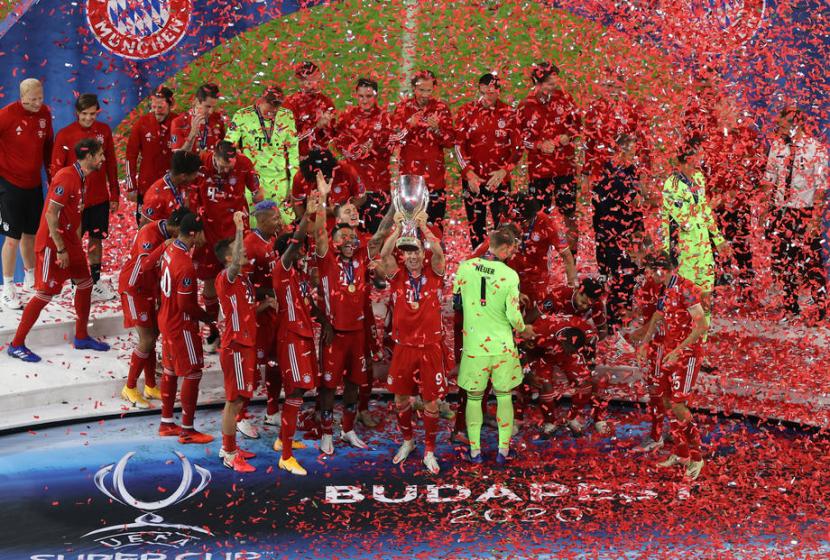 Bayern Muenchen merayakan gelar juara Piala Super Eropa 2020 setelah mengalahkan Sevilla 2-1. 