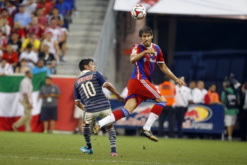 Bayern Munich midfielder Javi Martinez (8) heads the ball against Chivas Guadalajara midfielder Ángel Reyna (10) during the first half at Red Bull Arena.