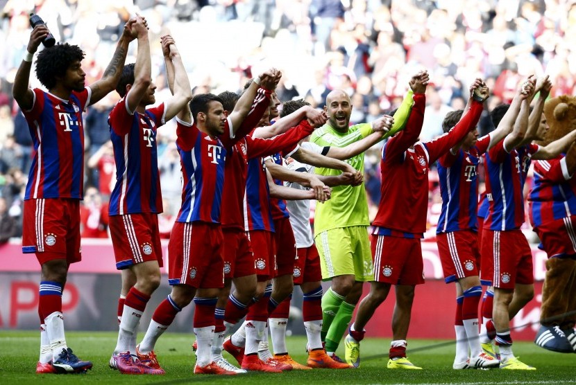 Bayern Munich players celebrate after their German first division Bundesliga soccer match against Eintracht Frankfurt in Munich, April 11, 2015. Bayern won the match 3-0. 