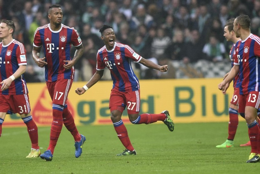 Bayern Munich's David Alaba (C) celebrates with team mates after scoring a goal during the German Bundesliga first division soccer match against Werder Bremen in Bremen, March 14, 2015. 