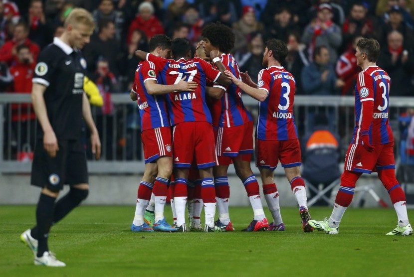 Bayern Munich's Mario Goetze is covered by fellow team mates while celebrating his goal against Eintracht Braunschweig in their German Cup (DFB Pokal) soccer match in Munich March 4, 2015. 