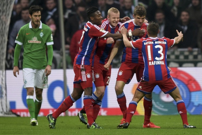 Bayern Munich's Thomas Mueller (2nd R) celebrates with team mates after scoring the opening goal against Werder Bremen during their German Bundesliga first division soccer match in Bremen, March 14, 2015.