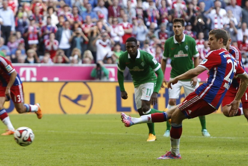 Bayern Munich's Thomas Mueller kicks to score a goal against Werder Bremen during their German Bundesliga first division soccer match in Munich October 18, 2014