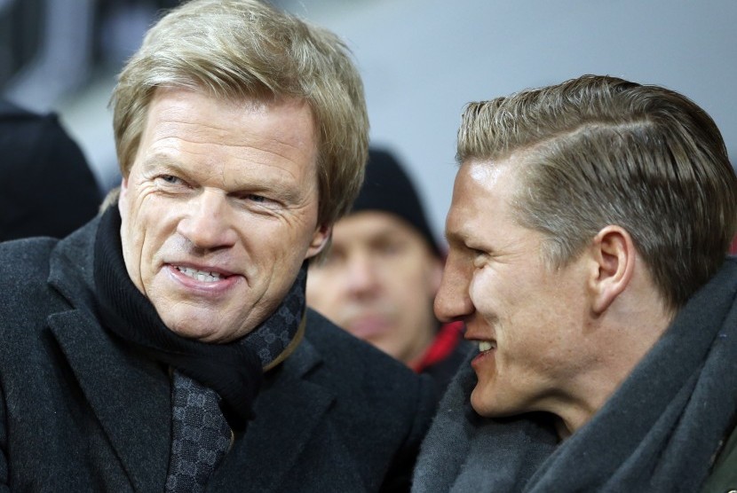 Bayern's Bastian Schweinsteiger and soccer legend former Munich goalkeeper Oliver Kahn, left, chat prior the Champions League round of 16 second leg soccer match between FC Bayern Munich and FC Arsenal in Munich, Germany, Wednesday, March 13, 2013