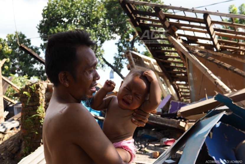 Bayi Alfia bersama sang ayah, ibunya tewas setelah tertimpa balok saat menyelamatkan diri ketika gempa terjadi di Lombok, Ahad (5/8) lalu.