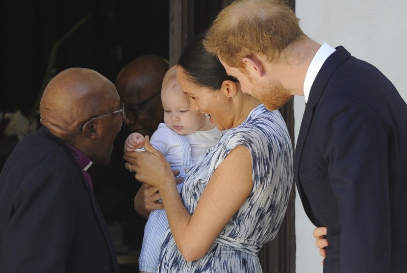 Bayi Archie digendong ibu Meghan Markle bersama ayahnya, Pangeran Harry.