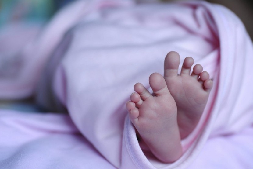 Bayi baru lahir. Seorang bayi yang lahir di Israel mengalami kondisi fetus-in-fetu.