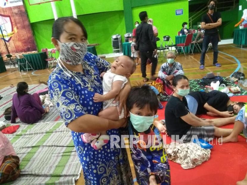 Bayi-bayi ikut mengungsi di GOR Bumi Patra Indramayu akibat terdampak kebakaran Pertamina Balongan, Senin (29/3). 