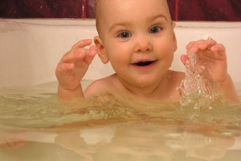 Bayi bisa mulai pindah ke bak mandi yang lebih besar saat ia sudah bisa duduk sendiri.