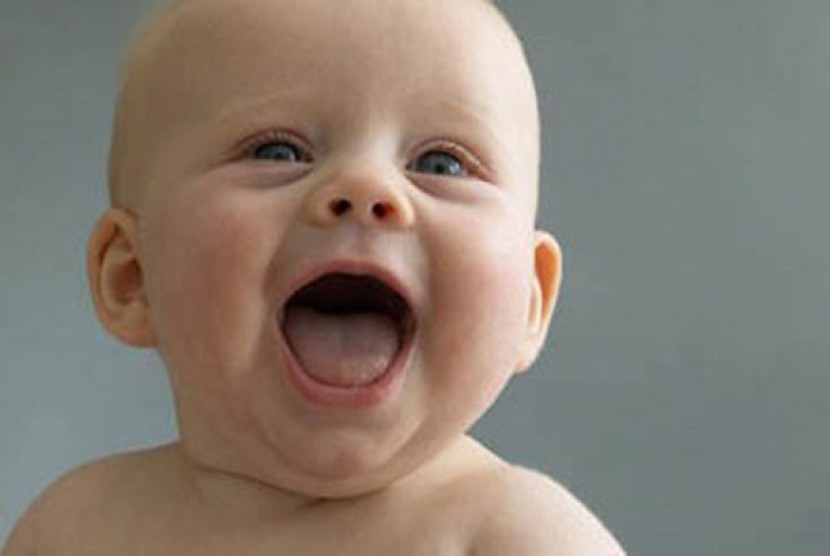 Bayi bisa tertawa tanpa diajari, karena hal itu bisa terjadi secara spontan pada manusia dan jenis primata lain.