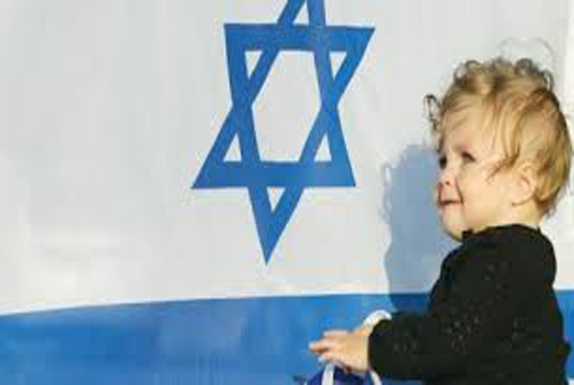bayi di depan bendera Israel