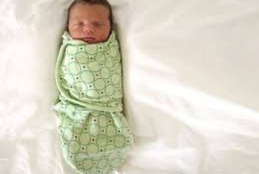 Membedong adalah sebuah teknik membungkus anak dengan kain yang biasa digunakan oleh para ibu untuk membantu si buah hati agar terasa hangat dan nyaman.