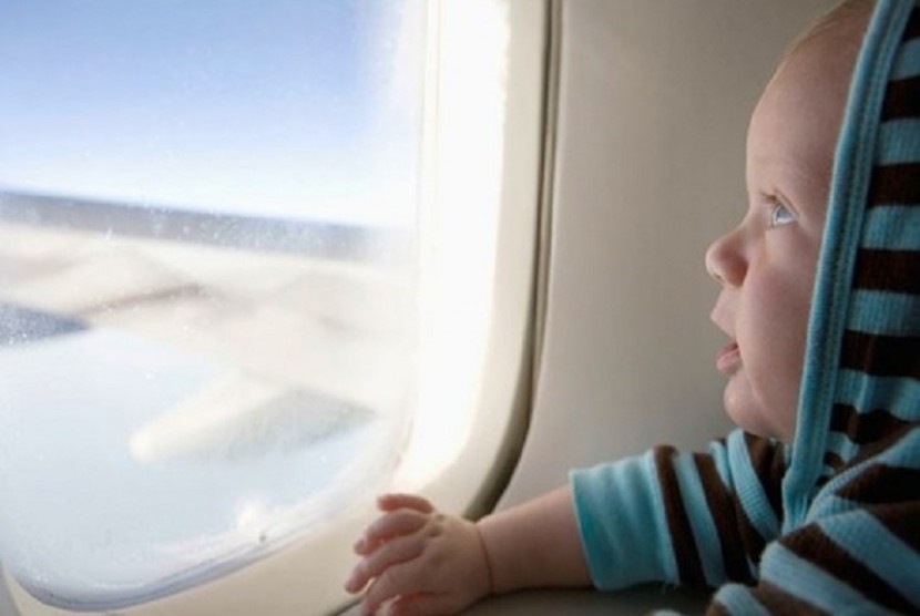 Bayi ikut dalam penerbangan pesawat (ilustrasi). Perilaku buruk oknum pramugari maskapai Frontier Airlines dikecam penumpang.
