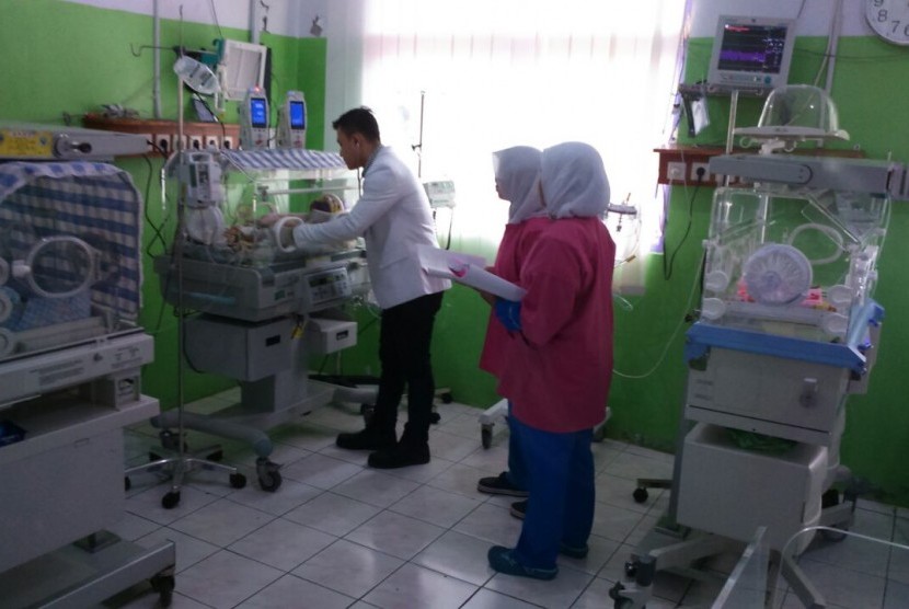 Bayi kembar siam dempet di bagian perut lahir sedang dirawat di RSUD DR Soekardjo, Kota Tasikmalaya.