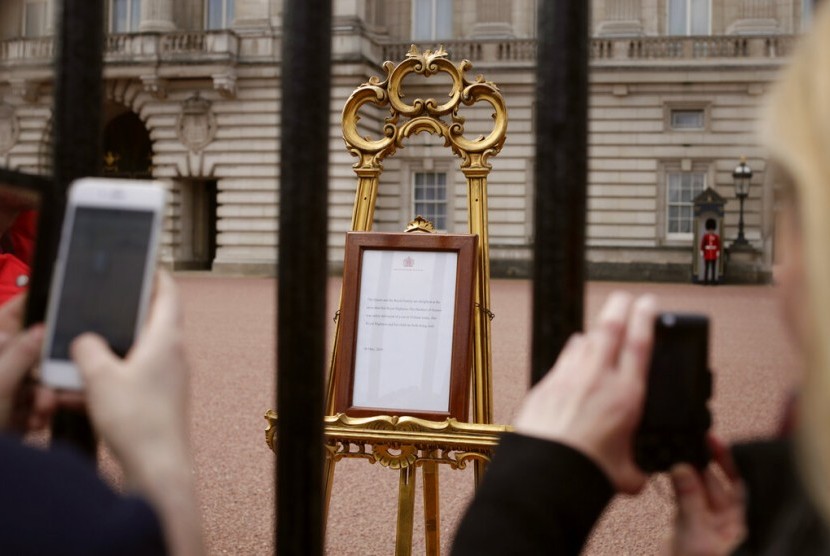 Bayi kerajaan. Publik memotret pengumuman kelahiran bayi Pangeran Harry dan Meghan Markle yang diletakkan di pekarangan Istana Buckingham, London, Inggis, (7/5).