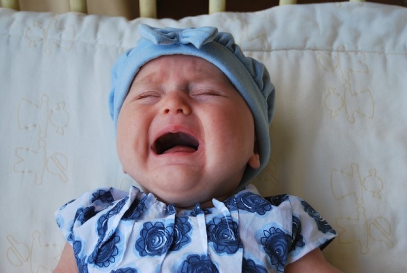 Bayi menangis karena tersedak (Ilustrasi). Orang tua harus melihat kondisi anak pada saat mencurigai adanya sumbatan benda asing di saluran napas buah hatinya.