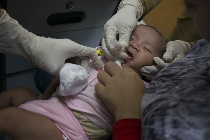 Bayi mendapatkan vaksin polio saat imunisasi di Puskesmas Kecamatan Sawah Besar, Jakarta, Selasa (28/6).