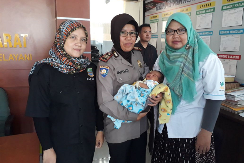 Bayi mungil ditemukan warga di depan rumah, dan diserahkan kepada Dinas Sosial Kabupaten Bekasi, Kamis (10/5).