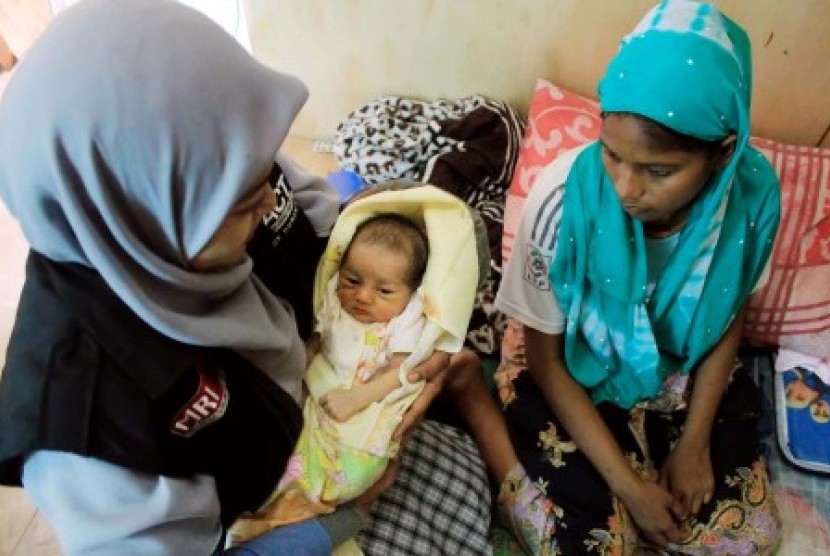Bayi pengungsi etnis Rohingya lahir dengan selamat bersama ibunya di rumah penampungan Desa Blang Ado, Kecamatan Kuta Makmur, Aceh Utara, Provinsi Aceh, Rabu (9/9).