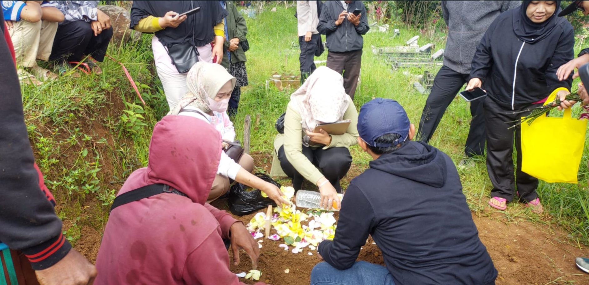 bayi perempuan yang ditemukan di lahan perkebunan Rabu (11/12/2024) dimakamkan