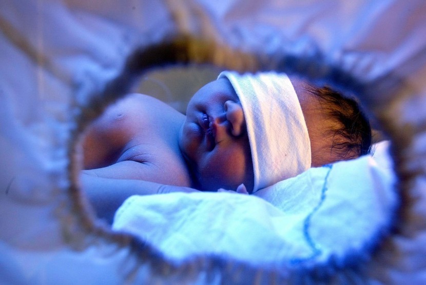 Bayi prematur di dalam inkubator.