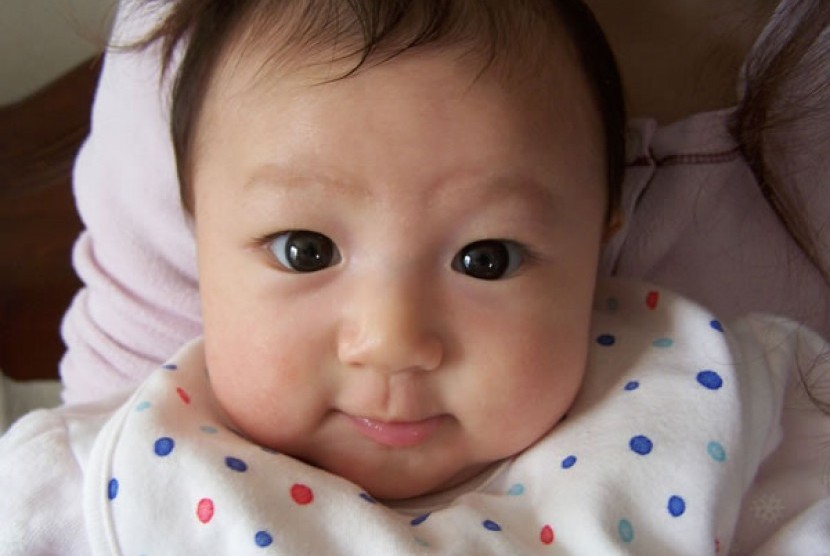 bayi salah satu keluarga di Jepang. Pemerintah Jepang akan menyisihkan 26 miliar dolar AS untuk kebijakan baru perawatan anak