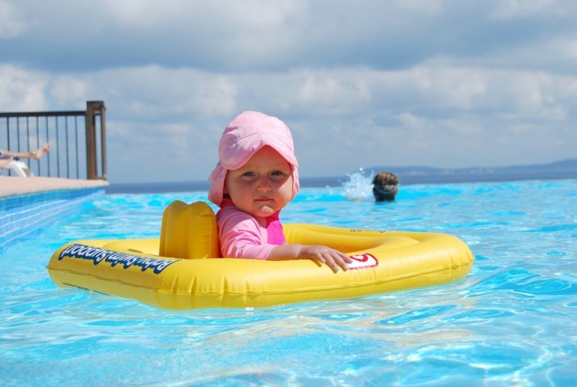Anak belajar berenang (ilustrasi). Dokter mengatakan, idealnya anak diajarkan berenang sejak usia 6 bulan.