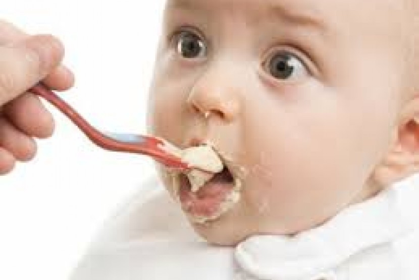 Bayi sedang disuapi makanan pendamping ASI (ilustrasi). Dokter mengungkapkan MSG dapat diberikan pada makanan bayi asalkan dibatasi secukupnya.