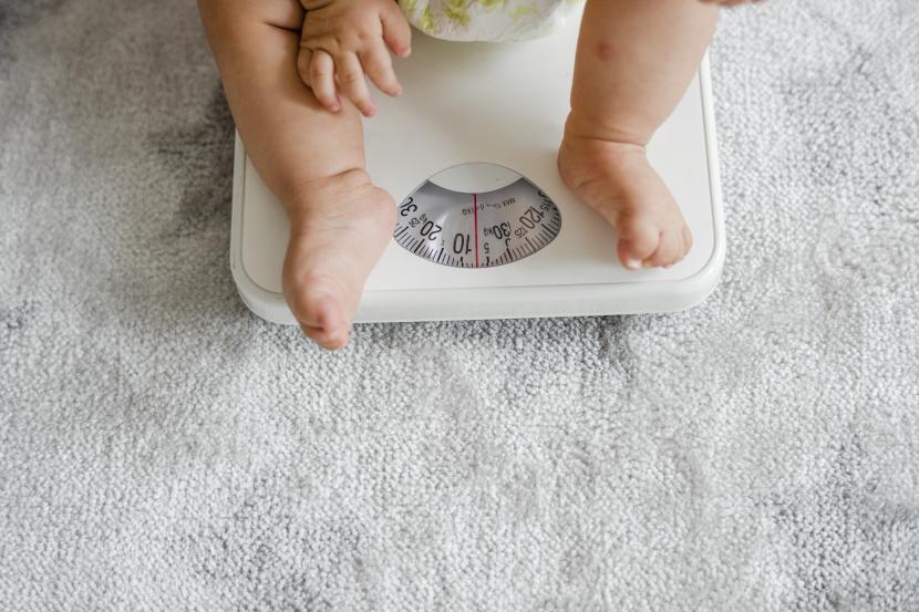 Bayi sedang menimbang berat badan. Dokter meminta orang tua melakukan empat hal ini untuk mencegah obesitas pada anak. (ilustrasi)