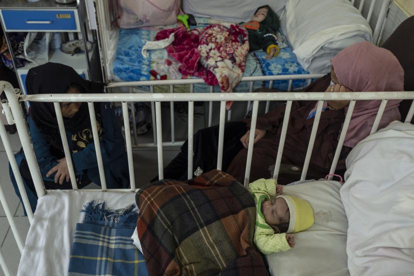 Bayi tidur di sebelah ibu mereka saat mereka menjalani perawatan di bangsal gizi buruk Rumah Sakit Anak Nasional Ataturk di Kabul, Afghanistan, Kamis, 2 Desember 2021. Menurut angka PBB dari awal November, hampir 24 juta orang di Afghanistan, sekitar 60 % persen dari populasi, menderita kelaparan akut, termasuk 8,7 juta yang tinggal di dekat kelaparan.