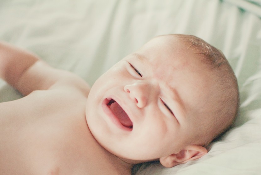 Bayi yang baru dilahirkan. Gusi dan lidah bayi sebaiknya dibersihkan setiap kali ibu selesai menyusui.