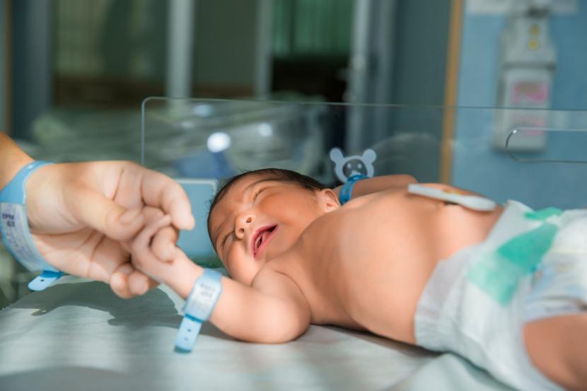 Bayi yang baru lahir memakai gelang identitas. Gelang bayi memiliki fungsi yang sangat besar untuk menandai identitas bayi.