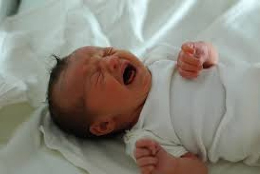 Bayi yang kolik akan menangis berlebihan dan tidak bisa dihentikan hanya dengan dihibur.