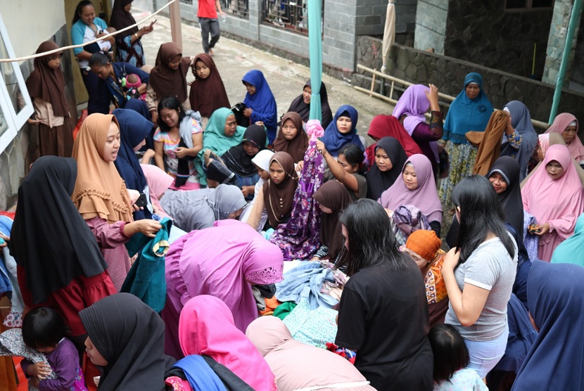 Bazaar Baju Murah bagi Warga Desa Batu Alam, Pamijahan, Bogor. Ini bagian dari Social Trip 2019 SMA Adzkia Daarut Tauhiid 