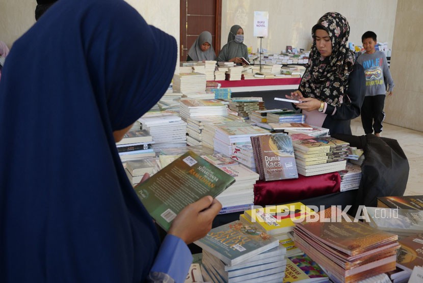Bazaar buku Islam di Kompleks Islamic Center Nusa Tenggara Barat (NTB), Kota Mataram, Provinsi NTB mulai diserbu masyarakat meski Pesona Khazanah Ramadhan belum dibuka. Kamis (17/5).