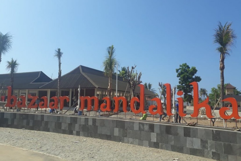 Bazaar Mandalika, areal khusus bagi UMKM di KEK Mandalika, Kabupaten Lombok Tengah, pada Selasa (30/10). Dua UMKM difasilitasi PKT sesuai undangan Kemenkop, untuk berpartisipasi pada kegiatan yang berlangsung di Mandalika Nusa Tenggara Barat (NTB), pada 18-20 Maret 2022. 