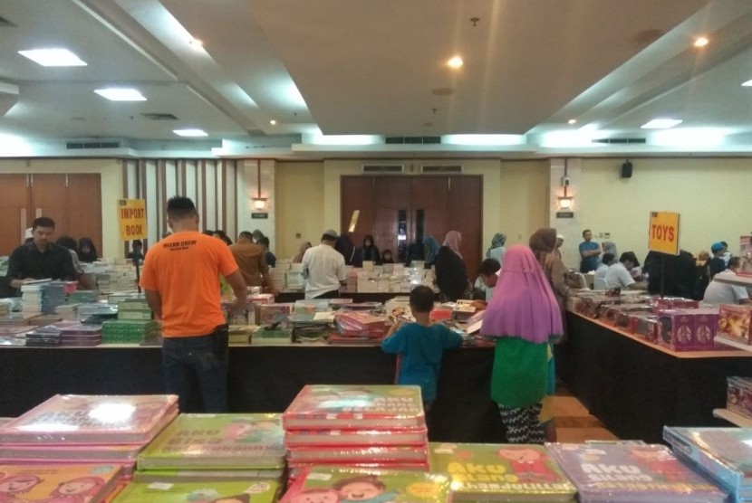Bazar buku yang digelar di aula Masjid at-Tin, TMII, Jakarta, Senin (31/12) adalah salah satu mata-acara dalam Festival Republik yang dihelat 29-31 Desember 2018. Bazar buku tersebut juga menawarkan diskon menarik dan doorprize berupa umrah gratis bagi pengunjung yang beruntung.