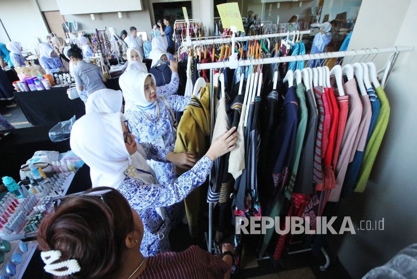 Bazar Ikatan Wanita Pengusaha Indonesia (IWAPI) saat Rakerda XXVII DPD IWAPI Jawa Barat, di Hotel Bananainn, Kota Bandung, Kamis (13/6). 