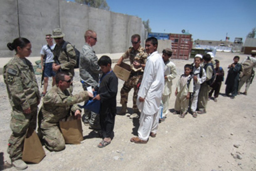 Bazar Sekolah di Lapangan Udara Kandahar, Afghanistan