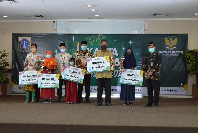 Baznas Bazis DKI Jakarta memberikan santunan kepada 10.210 mustahik zakat yang terdiri dari anak yatim dan dhuafa dalam acara puncak Jakarta Muharram Virtual Festival (Jakarta MVF), Rabu (24/9).