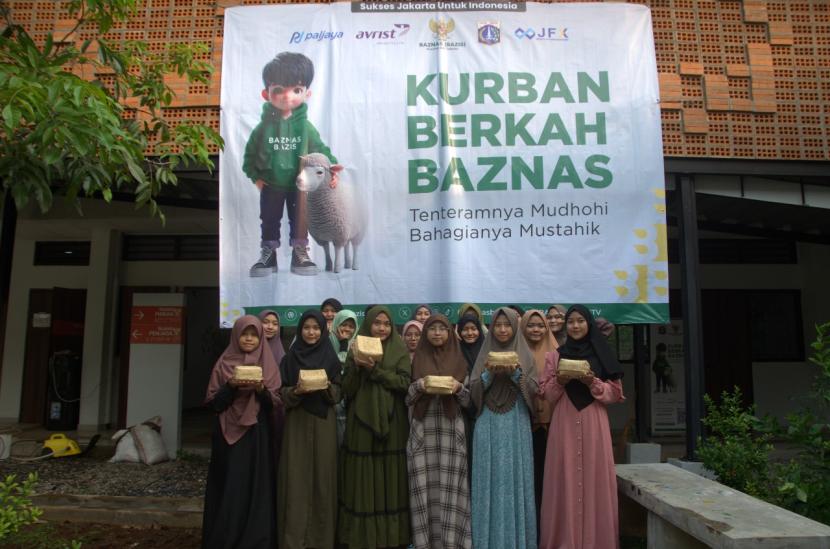 Baznas Bazis DKI melaksanakan penyembelihan hewan kurban dan pendistribusian daging kurban di Pesantren Tahfidz Difabel.