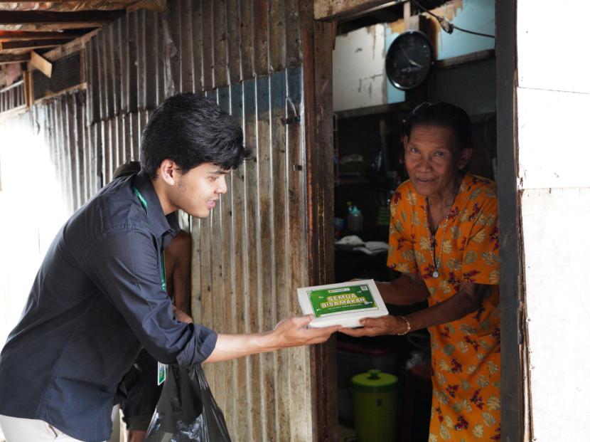 BAZNAS (BAZIS) Provinsi DKI Jakarta berbagi kebaikan dengan menyalurkan 200 paket makanan kepada warga Kampung Tenaga Listrik, Tanah Abang, Jakarta Pusat, Jum’at (21/06/24).