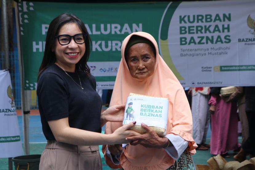 Baznas (Bazis) Provinsi DKI Jakarta memanfaatkan momen Idul Adha 2024 ini untuk menebar kebaikan dan kebahagiaan kepada masyarakat DKI Jakarta, khususnya mereka yang kurang mampu. 