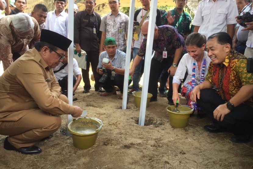 Baznas bekerjasama dengan united nations development programme (UNDP) melakukan peletakan batu pertama pembangunan pembangkit listrik tenaga mikro hidro di desa Lubuk Bangkar, kecamatan Sarolangun, Jambi. Jumat (6/4).