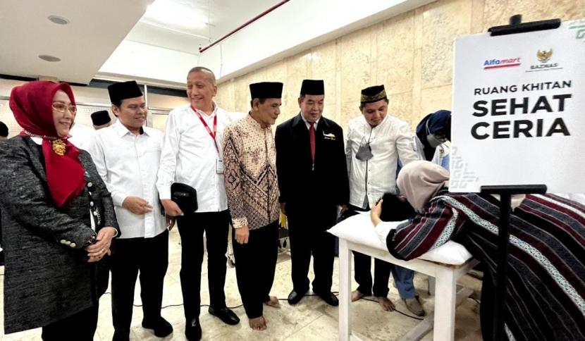 BAZNAS bersama Alfamart menggelar khitanana massal kepada 65 anak kurang mampu di Masjid Istiqlal, Jakarta, Senin (26/6/2023).