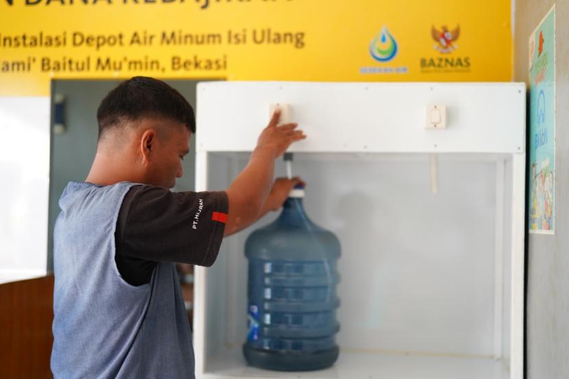 Baznas dan Maybank Syariah menyalurkan bantuan depot air minum.