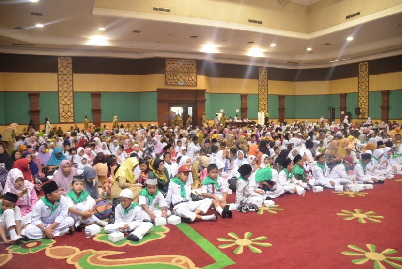 Baznas Kabupaten Bogor bersama Pemerintah Kabupaten Bogor memberikan  bantuan kepada 1.000 anak yatim. Bantuan diberikan dalam rangka menyambut  Tahun Baru Islam 1440 H di Gedung Tegar Beriman, Cibinong, Senin (15/10).