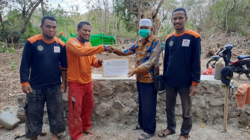 Baznas  Kabupaten Manggarai Barat menyerahkan bantuan semen untuk pembangunan Pesantren Hidayatullah Mburak.