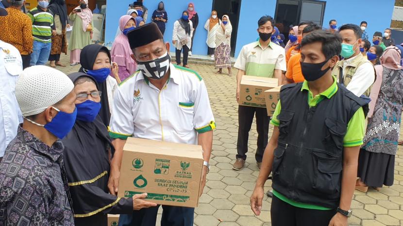 Baznas Kota Bogor membagikan paket sembako. (Ilustrasi).