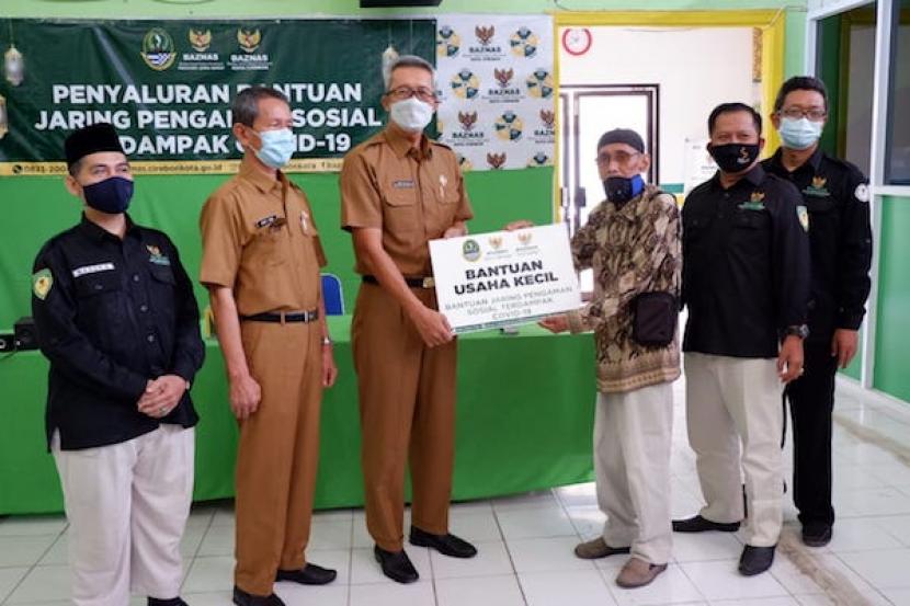 Baznas Kota Cirebon menyalurkan bantuan untuk pelaku UMKM terdampak pandemi Covid-19, Senin (26/4/2021).